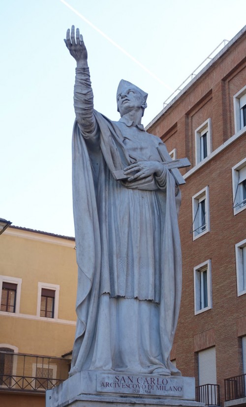 Statue of St. Charles Borromeo next to the apse of the Church of San Carlo al Corso