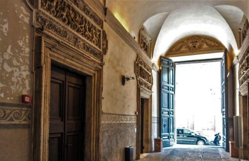 Palazzo Mattei di Giove, view of one of the enterance gates into the palace