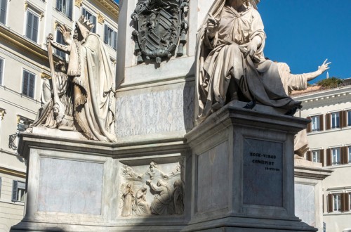 Column of the Immaculate Conception, statues of  David (Adamo Tadolini), Isiah (Salvatore Revèlli) and coat of arms of Pius IX