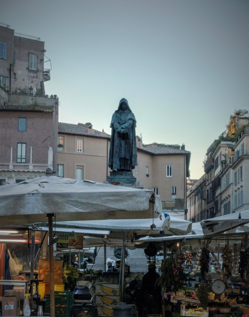 Pomnik Giordana Bruna na Campo de'Fiori o poranku