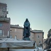 Pomnik Giordana Bruna na Campo de'Fiori o poranku