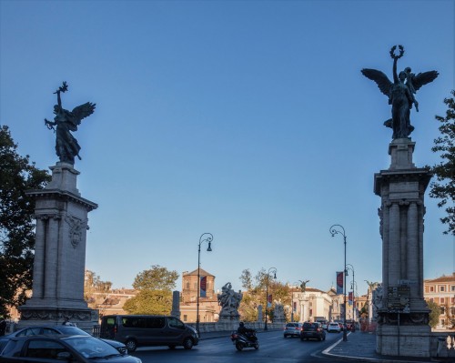 Ponte Vittorio Emanuele II, Wiktorie wprowadzające z obu stron na most