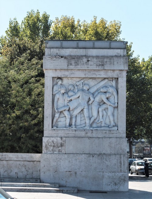 Ponte Duca d'Aosta, jeden z pylonów dekorujących wejście na most