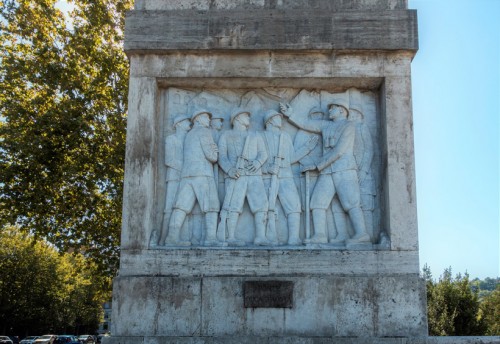 Ponte Duca d'Aosta, one of the scenes depicting General Filiberto d’Aosta among his soldiers