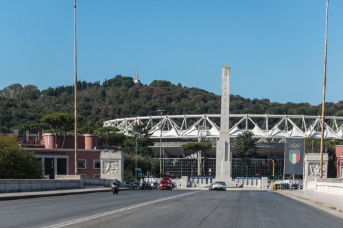 Ponte Duca d'Aosta, obelisk devoted to Mussolini on the axis