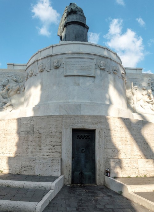 Statue of Giuseppe Mazzini, medallions with the images of heroes in the struggle for the unification of Italy, Ettore Ferrari