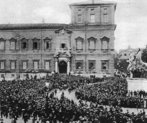 March of the black shirts in front of the royal palace on Quirinal Hill, October 1922, pic. Wikipedia