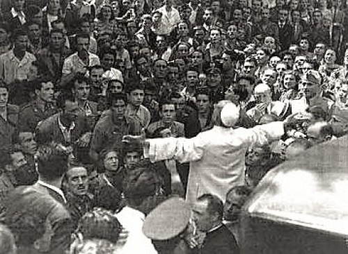 Pope Pius XII after allied airstrikes on Rome, pic. Wikipedia