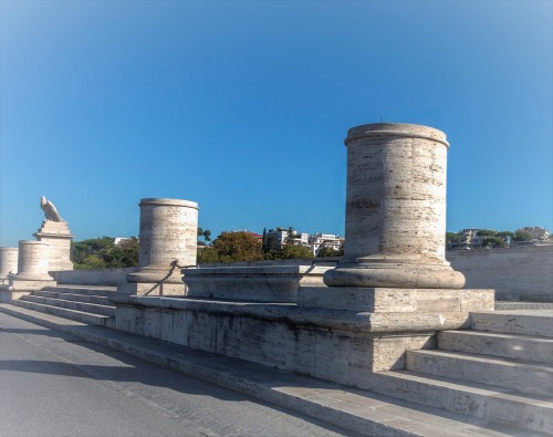 Ponte Flaminio, decorative plinths