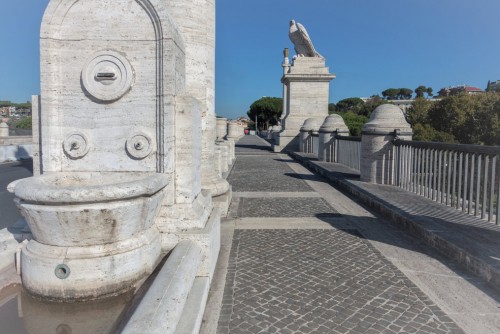 Ponte Flaminio, fontanny zdobiące most