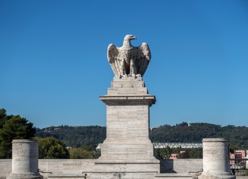 Ponte Flaminio, jeden z orłów dekorujących most