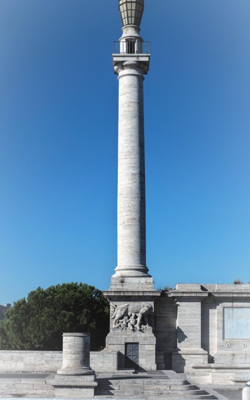 Ponte Flaminio, jedna z latarni wzorowanych na kolumnie Trajana