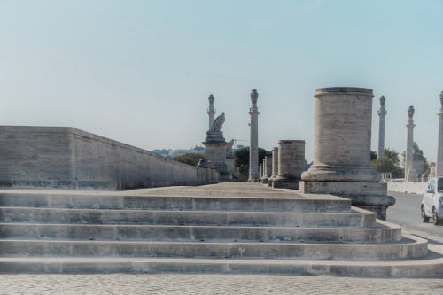 Ponte Flaminio, monumentalne trotuary mostu