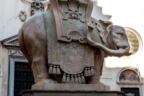 Minerveo Obelisk, star and six mountains – the symbols of the coat of arms of Pope Alexander VII