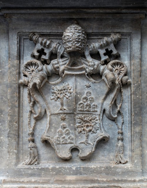 Obelisk Minerveo, coat of arms of Pope Alexander VII from the Chigi family