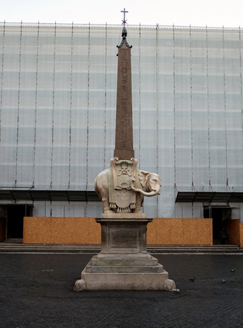 Obelisk Minerveo przed zasłoniętą fasadą bazyliki Santa Maria sopra Minerva