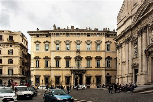 Palazzo Altieri (enterance) and the Church of Il Gesù (on the right)