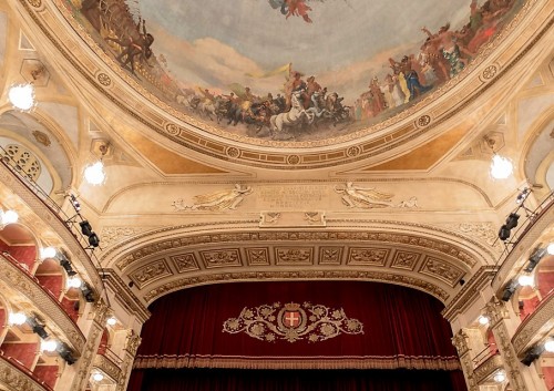 Teatro dell'Opera di Roma, napis dedykacyjny z okazji przebudowy teatru w 1926 roku