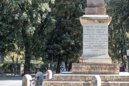 Obelisk Antinousa, inskrypcja upamiętniająca ustawienie monumentu przez papieża Piusa VII