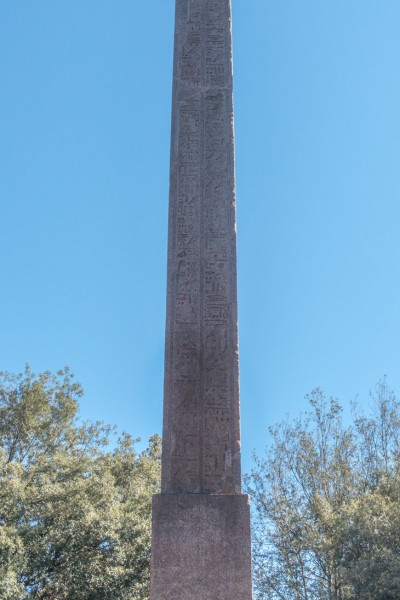 Obelisk Antinousa na wzgórzu Pincio, inskrypcja upamiętniająca cesarskiego faworyta