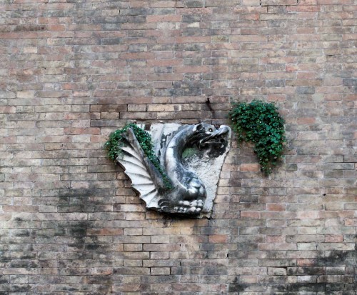 Casino Ludovisi, wmurowany w ścianę parku smok - heraldyczne zwierzę rodu Boncampagni