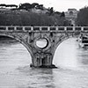 Ponte Sisto z occhialone środkowego filara mostu