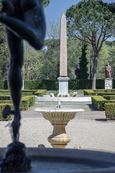 Willa Medici, egipski obelisk (replika) na dziedzińcu ogrodowym - oryginał wywieziony do Florencji