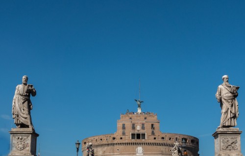 Most św. Anioła (Ponte Sant'Angelo), posągi św. Piotr i Pawła przy wejściu na most od strony miasta