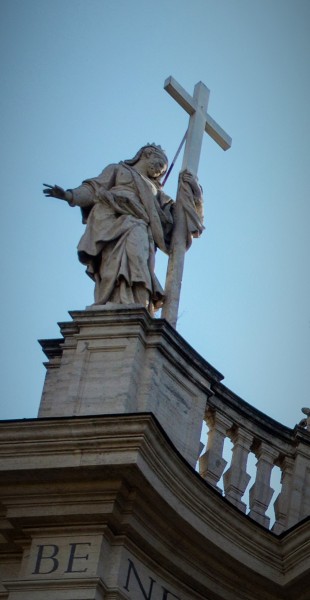 Posąg św. Heleny, zwieńczenie fasady bazyliki Santa Croce in Gerusalemme