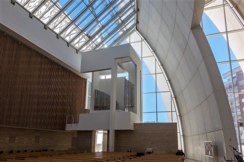 Kościół Dio Padre Misericordioso, Richard Meier, organy nad wejściem do świątyni