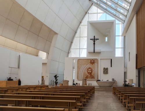 Kościół Dio Padre Misericordioso, Richard Meier, wnętrze kościoła