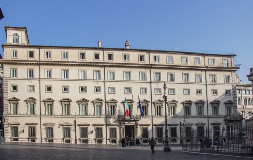 Palazzo Chigi, Piazza Colonna