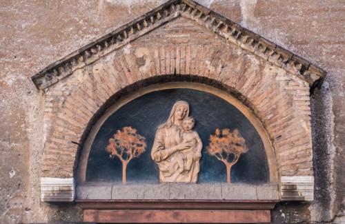 Kościół Santa Maria in Cappella, dekoracja ceramiczna nad wejściem głównym