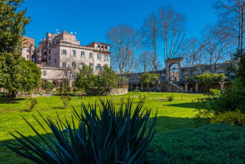 Zabudowania Dom Spokojnej Starości im. Franciszki Rzymskiej na zapleczu kościoła Santa Maria in Cappella