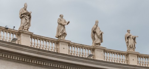 Posągi świętych na attyce kolumnady Berniniego, plac św. Piotra