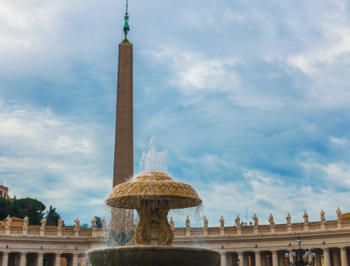 Obelisk Vaticano i jedna z fontann na placu św. Piotra