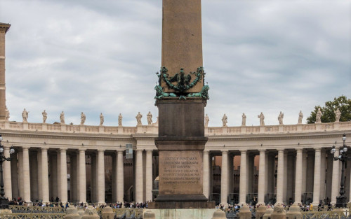 Obelisk Vaticano, inskrypcja upamiętniająca papieża Sykstusa V