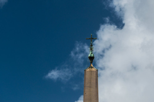 Obelisk Vaticano, jego  szczyt dekorowany elementami herbu papieża Aleksandra VII i krzyżem