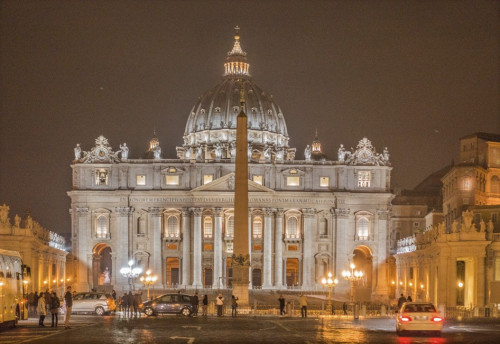 Obelisk Vaticano na tle fasady bazyliki San Pietro in Vaticano