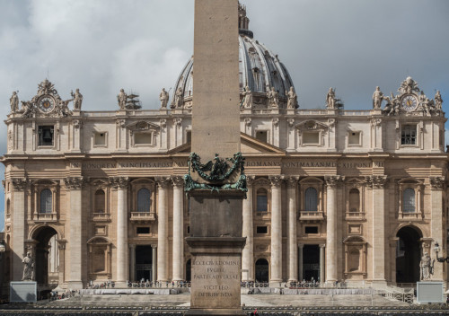 Obelisk Vaticano na tle fasady bazyliki San Pietro in Vaticano