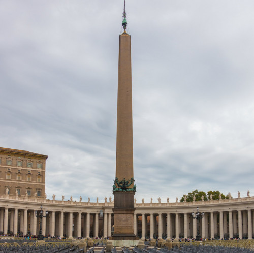 Vaticano Obelisk against the background of the colonnade designed by Gian Lorenzo Bernini