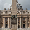 Obelisk Vaticano na tle fasady bazyliki San Pietro in Vaticano