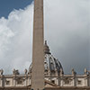 Obelisk Vaticano na tle fasady bazyliki San Pietro in Vaticano