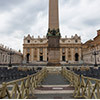 Obelisk Vaticano na tle fasady bazyliki San Pietro in Vaticano