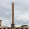 Obelisk Vaticano na tle kolumnady zaprojektowanej przez Gian Lorenzo Berniniego