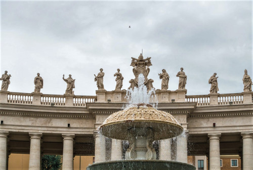 A fountain against the background of the colonnade of Gian Lorenzo Bernini