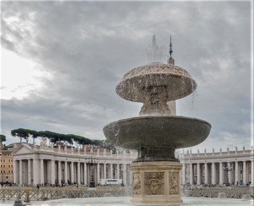 Plac św. Piotra (Piazza di San Pietro), fontanna Carla Maderny na tle kolumnady Gian Lorenzo Berniniego