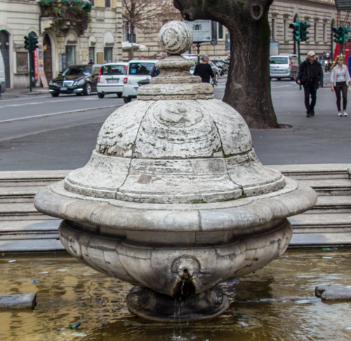 Fontana della Terrina, Piazza della Chiesa Nuova