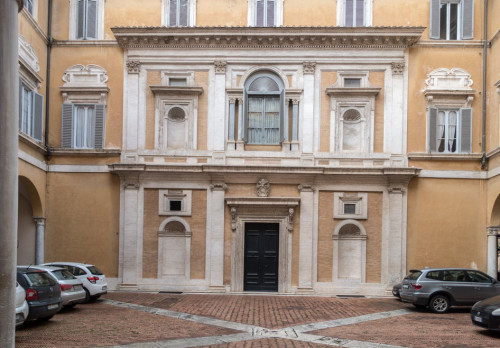 Palazzo di Firenze, courtyard - foundation of Pope Julius III