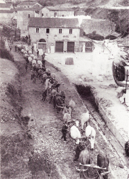 Transport of Mussolini's obelisk from the quarry, pic. Wikipedia